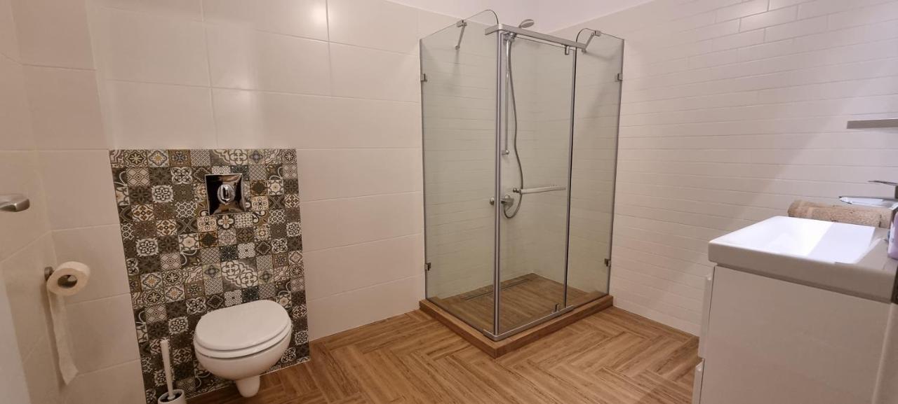 Apartament NOU cu 2 camere cu minibar si parcare GRATIS Bistriţa Exterior foto