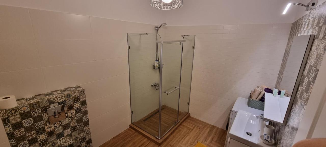 Apartament NOU cu 2 camere cu minibar si parcare GRATIS Bistriţa Exterior foto
