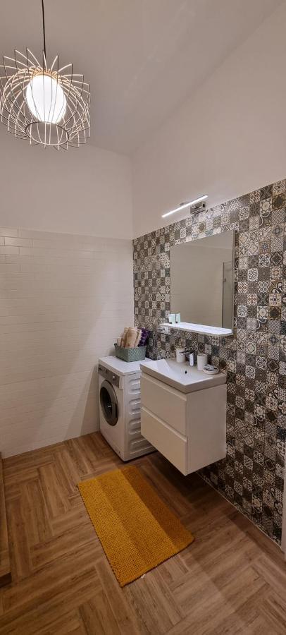 Apartament NOU cu 2 camere cu minibar si parcare GRATIS Bistriţa Exterior foto